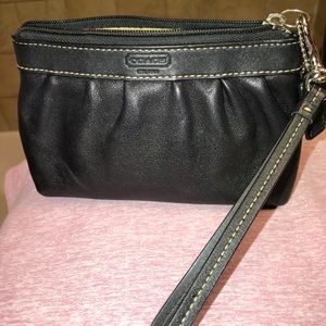 COACH black Wristlet LIKE NEW 💃💃
